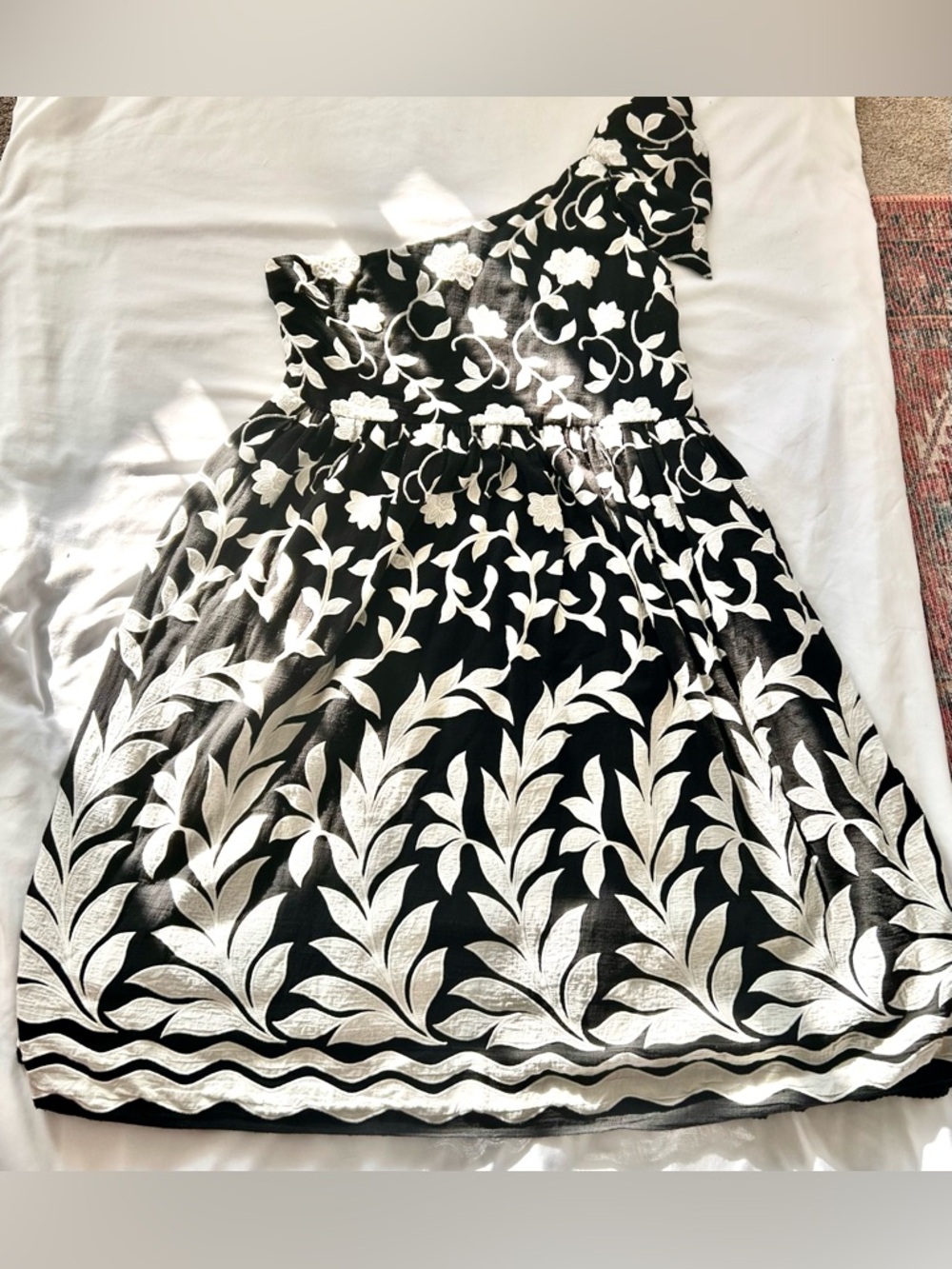 Summer wedding guest
Anthropologie One Shoulder
Appliqué Black White Floral
L - Picture 2 of 6
